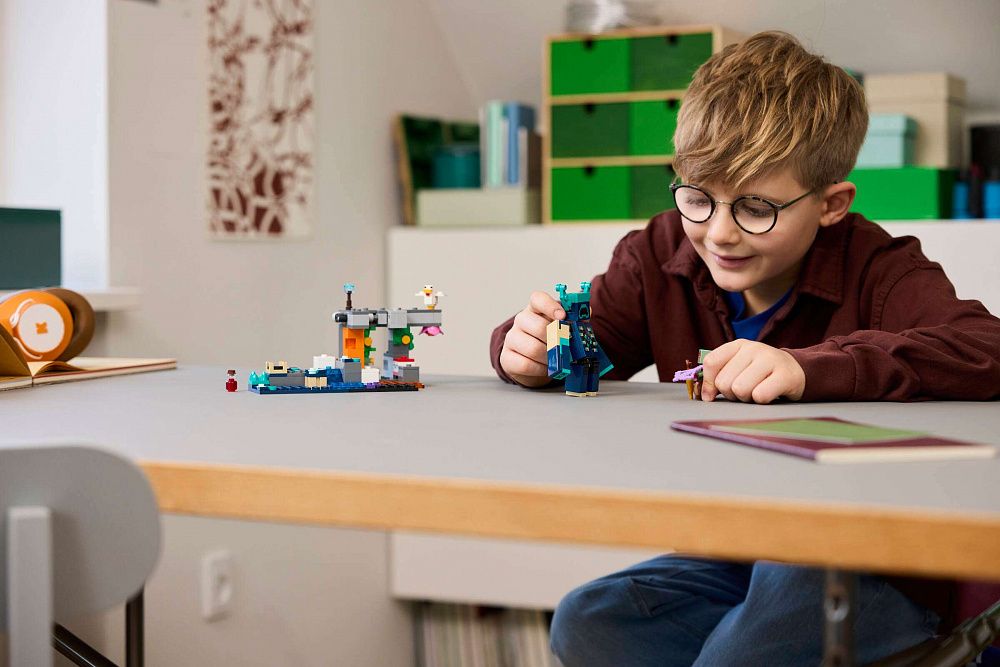 Конструктор LEGO Minecraft "Столкновение с Варденом" 21274